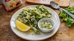 春のほろ苦さがごちそうに：菜の花の天ぷらをハーブ塩×レモンでさっぱり