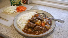 牛脂でコクが決まる基本のビーフカレー：玉ねぎ・人参は細かく刻んでじっくり炒め