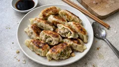 ニラなしでもおいしい—キャベツの甘みで作る、カリッとジューシー焼き餃子