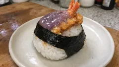 甘辛ダレが決め手。海老天むすをふっくらご飯で作る、お弁当にも強いレシピ