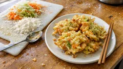 キャベツの外葉がごちそうに。野菜のかき揚げを170℃でカラリと揚げるコツ