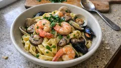 貝の蒸し汁をこして旨味アップ—魚介×きのこの「パスタ・マーレ・エ・モンティ」レシピ