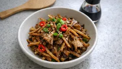 ごぼうの香りが引き立つ、まいたけ入りきんぴら—ごま油×甘辛だれで作り置きにも