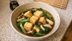 厚揚げにだしがじんわり染みる:しろ菜ときのこのやさしい煮物(冷やして作り置きにも)