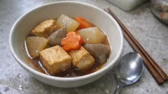 ごま油でひと手間、味しみ抜群。厚揚げと大根のほっこり煮物レシピ