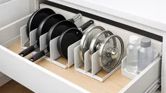 ダイソーのブックエンドで収納が激変、キッチンのフライパンを立てて取り出しやすくする方法