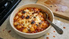 余ったニョッキがごちそうに—トマトソースとチーズで簡単グラタン