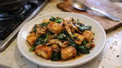 フライパンひとつで簡単：厚揚げ×ほうれん草×舞茸のごま油香る和風炒め